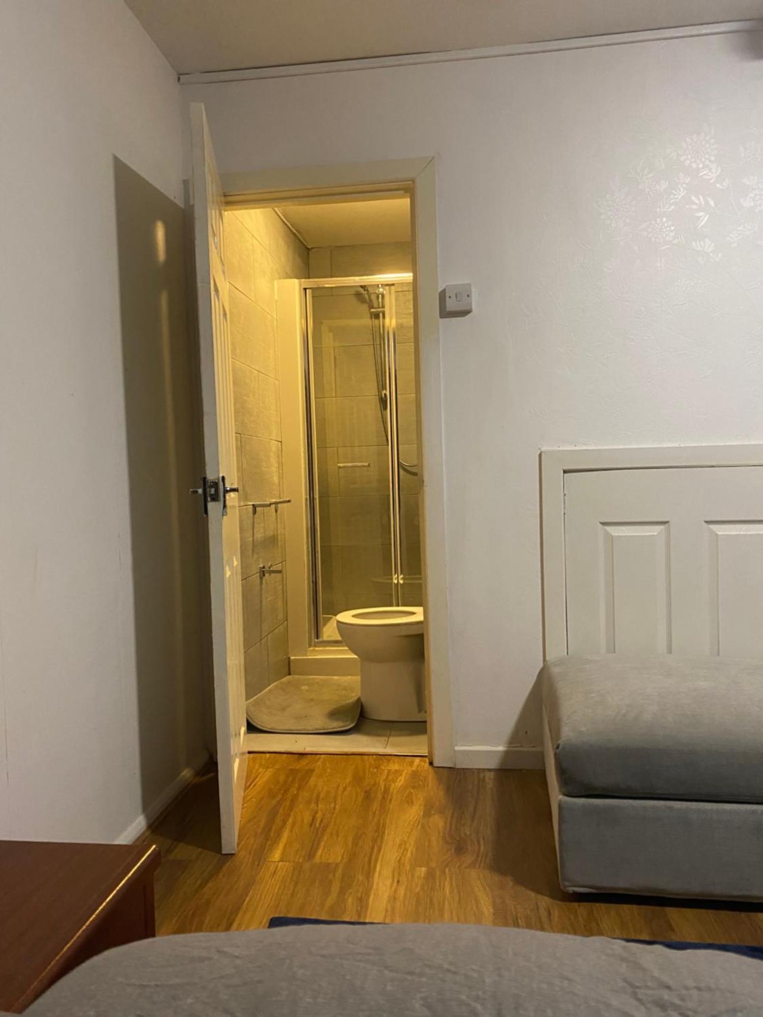 Double En-Suite Rooms Nevendon Экстерьер фото